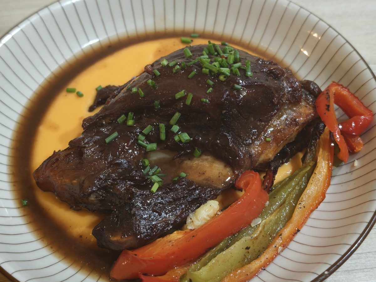Carrillera al vino emplatada con pimientos asados