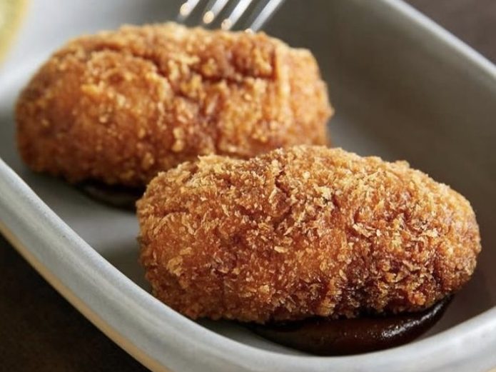 Croquetas de cocido fritas, emplatadas