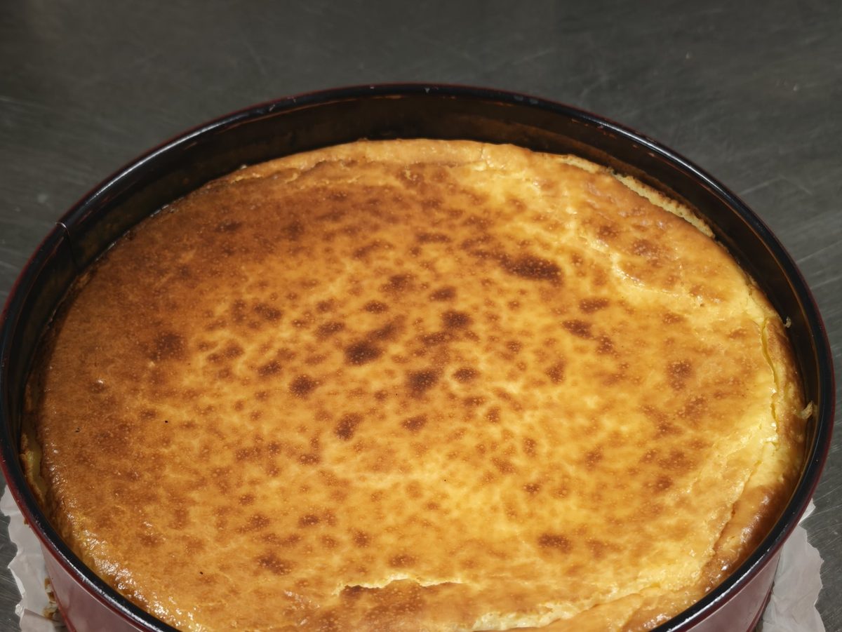 Tarta de queso entera recién horneada, en su molde